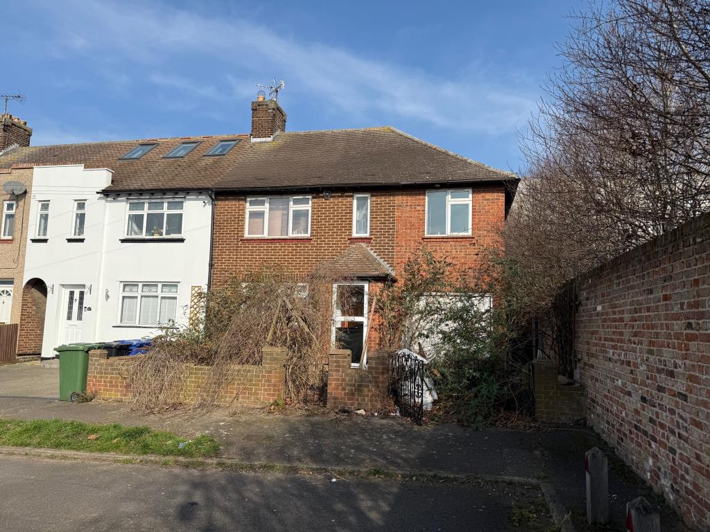 Lot: 47 - EXTENDED END-TERRACE HOUSE FOR IMPROVEMENT - Front elevation of this extended end terrace house in Purfleet